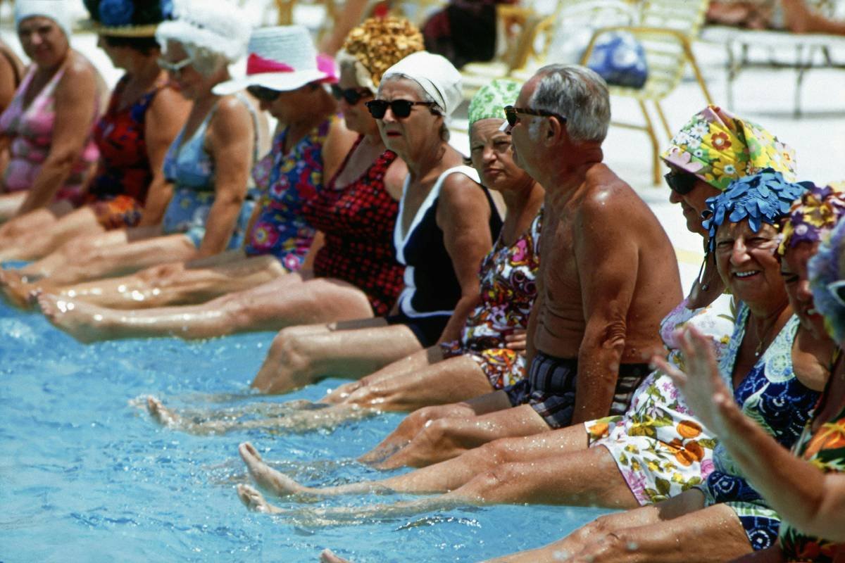 Bar chart comparing calorie burn: water aerobics (500 cal/hr), walking (250 cal/hr), cycling (400 cal/hr), swimming laps (600 cal/hr)