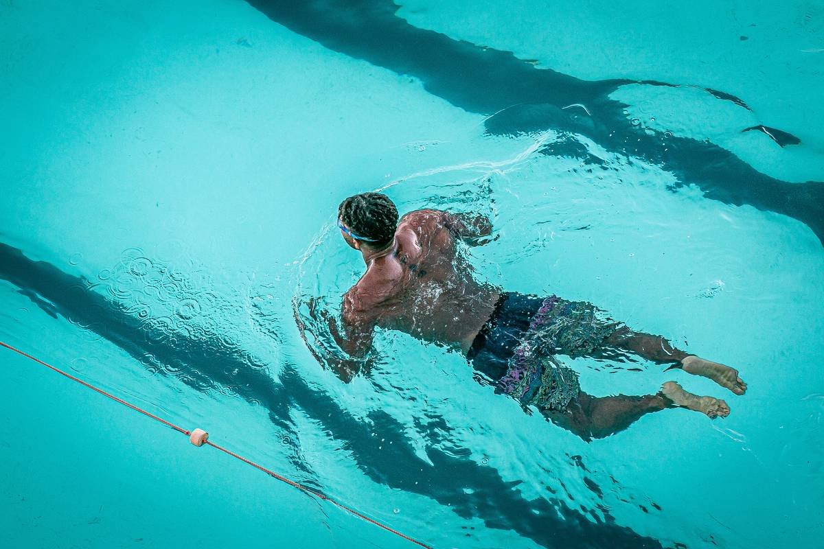 Bar chart comparing calorie burn: water aerobics vs. walking vs. cycling vs. running for 45 minutes. Water aerobics burns 300-500 calories, comparable to moderate cycling.