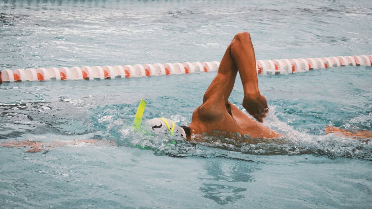 Infographic showing water aerobics burns 450 calories/hour vs. walking (200) and running (600), with joint stress comparison: water = low, running = high