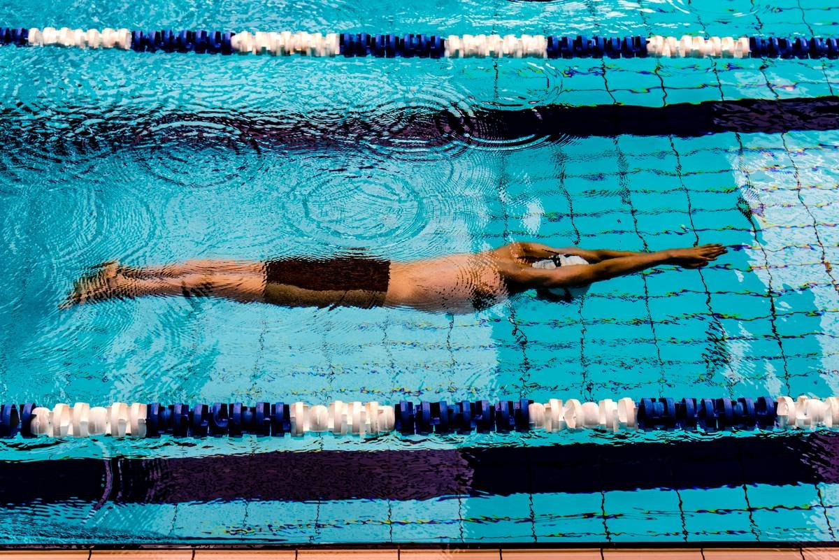 Bar chart comparing calorie burn: pool power water aerobic full body (475 cal/hr) vs. walking (280 cal/hr) vs. cycling (420 cal/hr)