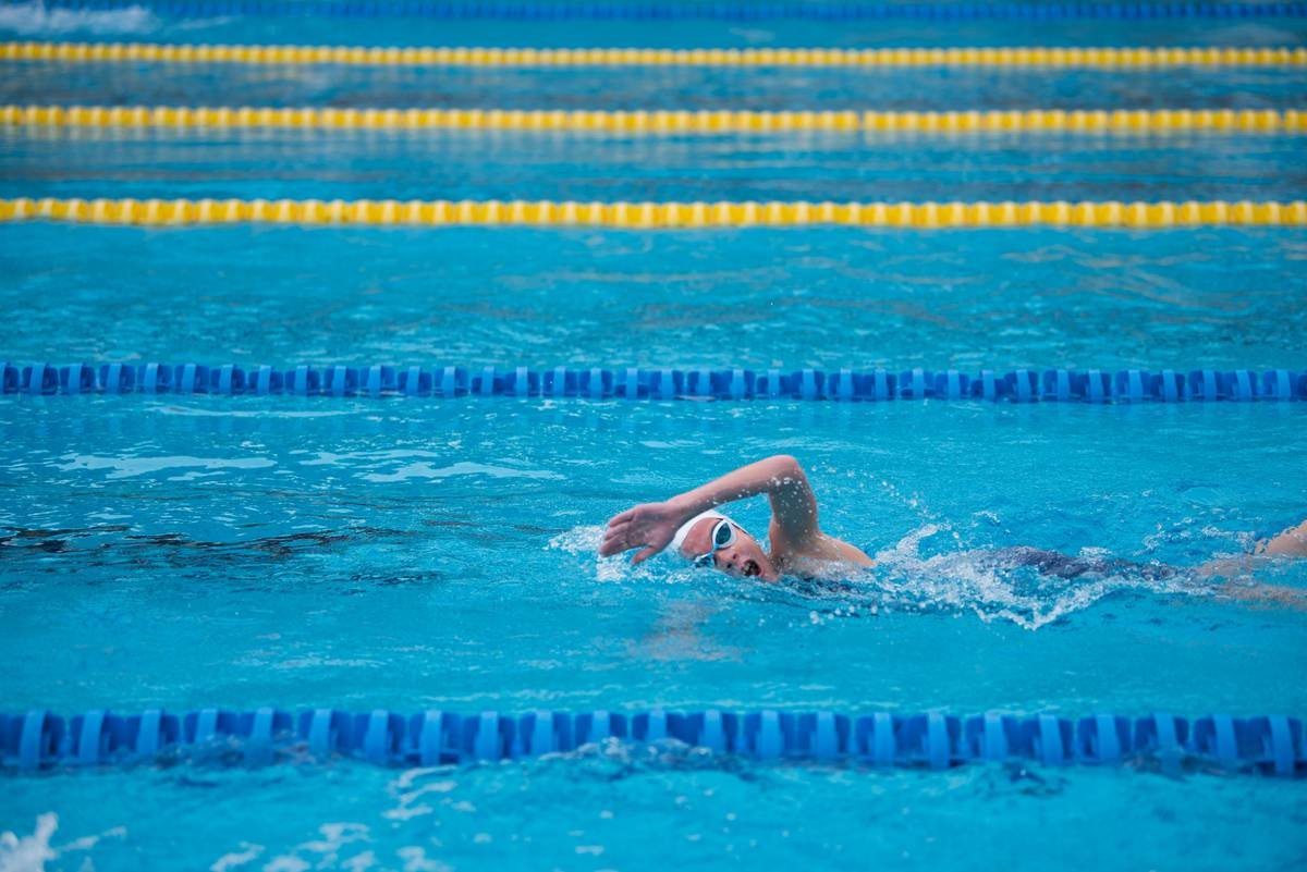 Bar chart comparing calorie burn: water aerobics (430 cal/hr), walking (314 cal/hr), cycling (420 cal/hr), swimming laps (500 cal/hr)