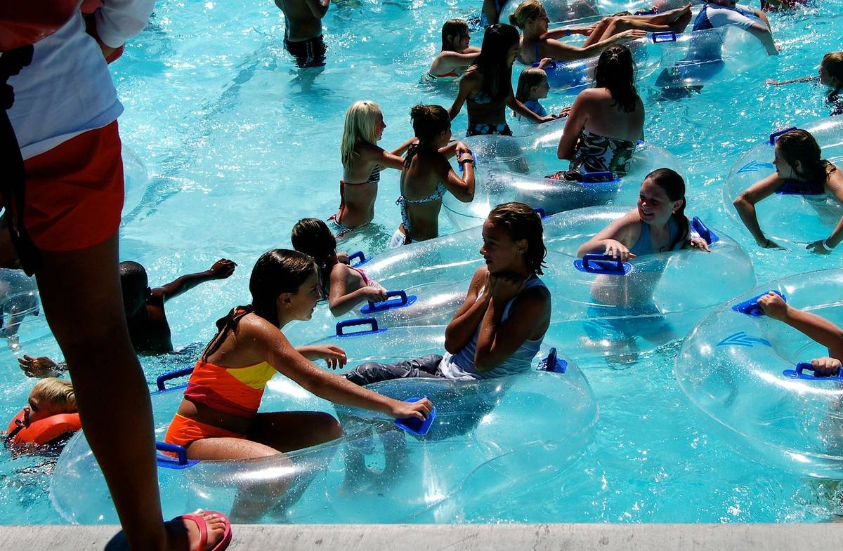 Infographic showing calorie burn comparison: water aerobics vs. walking vs. jogging vs. cycling for a 160-lb adult