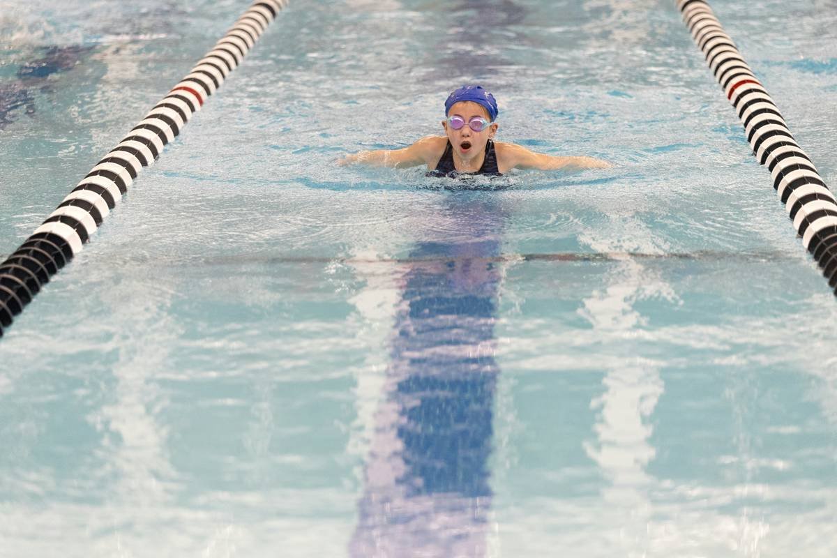 Infographic showing water aerobics burns 400-600 calories per hour vs. walking (200-300) and cycling (300-500). Includes icons for joint stress: high (running), medium (cycling), low (water aerobics).